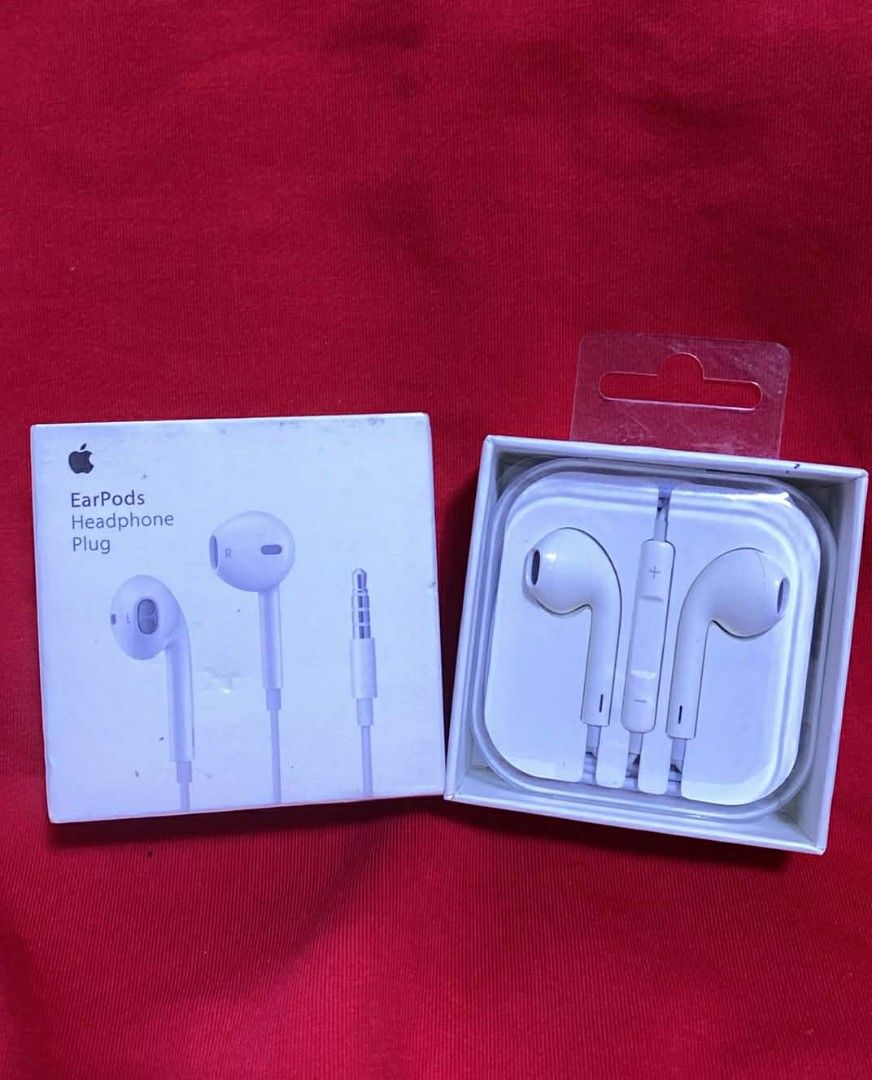 Apple EarPods with 3.5mm Headphone Plug (Category: Earphones) located in Manila. Submitted by pricious (Listing ID 1422079618, Image 1). Description: - Genuine EarPods - 3.5mm headphone plug - Includes original packaging - Comes with clear plastic holder - White color.