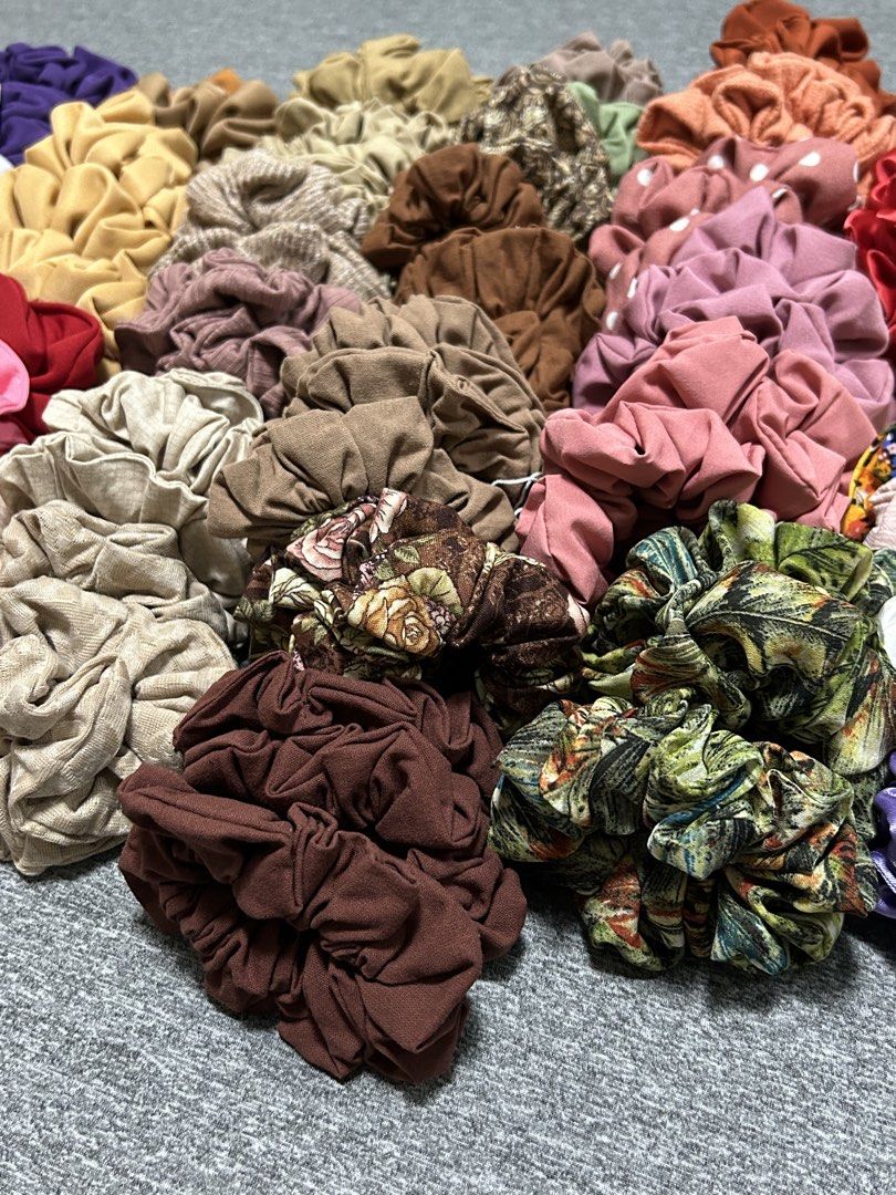 147pcs. Assorted Scrunchies - Various Fabrics & Sizes For Take All (Category: Hair Accessories) located in Marikina City. Submitted by ismoooth (Listing ID 1422002387, Image 2). Description: 147 pcs. For TAKE ALL - Assorted scrunchies in various fabrics, colors, sizes & patterns -WITH FREE OPP PLASTICS & STICKERS - Includes satin, charmeuse, neoprene, cotton linen, korean woven, knitted fabrics. -47pcs with label/etiketa brand -Negotiable price -