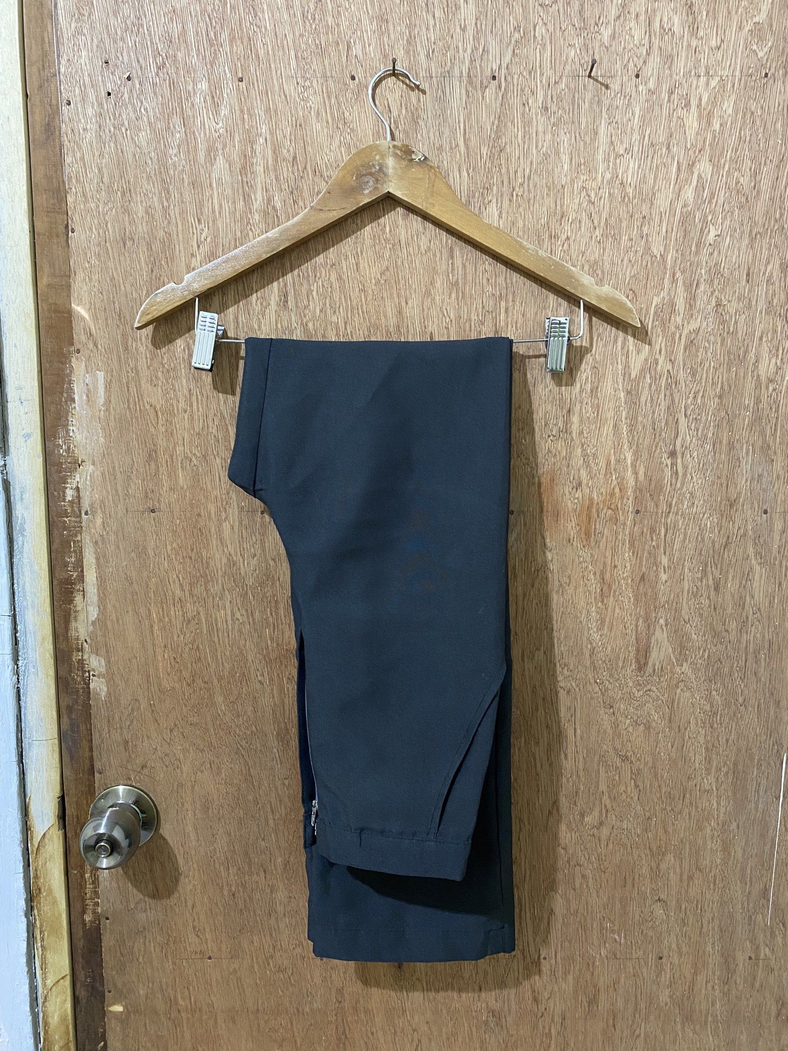 Black and Navy Blue Trousers (Category: Other Bottoms) located in Guimba. Submitted by xeeeyaaaah (Listing ID 1421963566, Image 3). Description: W23-24 l41 Super high waist Napakaganda ng pagkatahi Di ko na kasya tumaba na kasi For slim body Not that black sya 400 for 4 pcs .