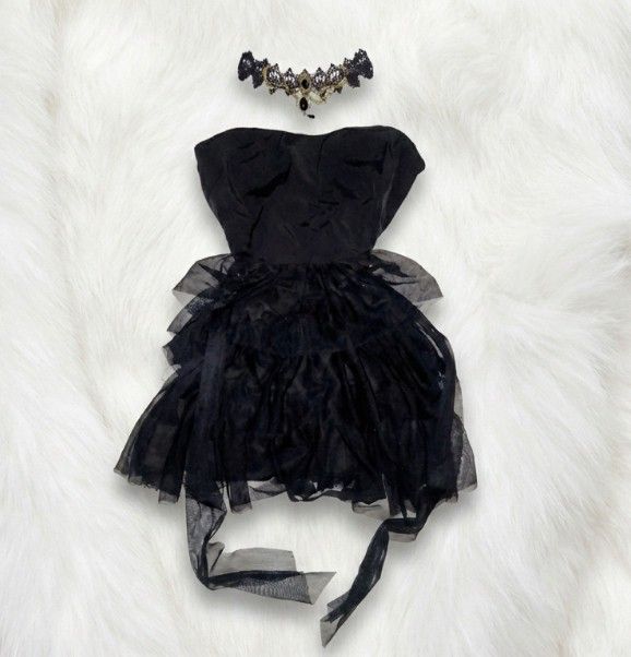 Black Strapless Mini Ruffled Dress with Choker (Category: Dresses) located in Tarlac. Submitted by thriftnikay (Listing ID 1422013931, Image 1). Description: .༘⋆ KIMCHI BLUE PUFFY/RUFFLED TUBE MINI DRESS 𐙚⋆♡ - Tie back - Ready-to-wear outfit - Ideal for special occasions.