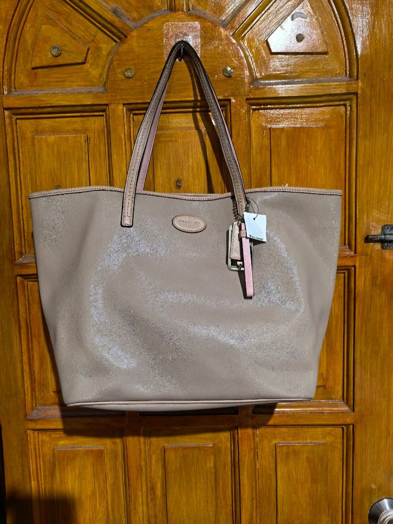 Coach Patent Leather 2-Way Bag (Category: Luxury Bags & Wallets) located in Manila. Submitted by khulet2008 (Listing ID 1422047476, Image 1). Description: - Coach leather - Neutral color - Tote design with double handles - Interior pockets, including one with a zipper - Features Coach logo - pretty in actual. Condition: 9/10.