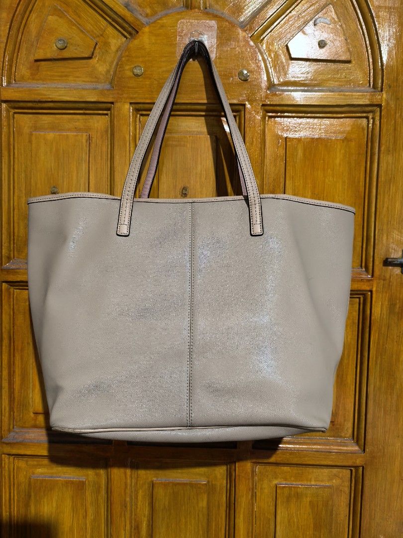 Coach Patent Leather 2-Way Bag (Category: Luxury Bags & Wallets) located in Manila. Submitted by khulet2008 (Listing ID 1422047476, Image 3). Description: - Coach leather - Neutral color - Tote design with double handles - Interior pockets, including one with a zipper - Features Coach logo - pretty in actual. Condition: 9/10.
