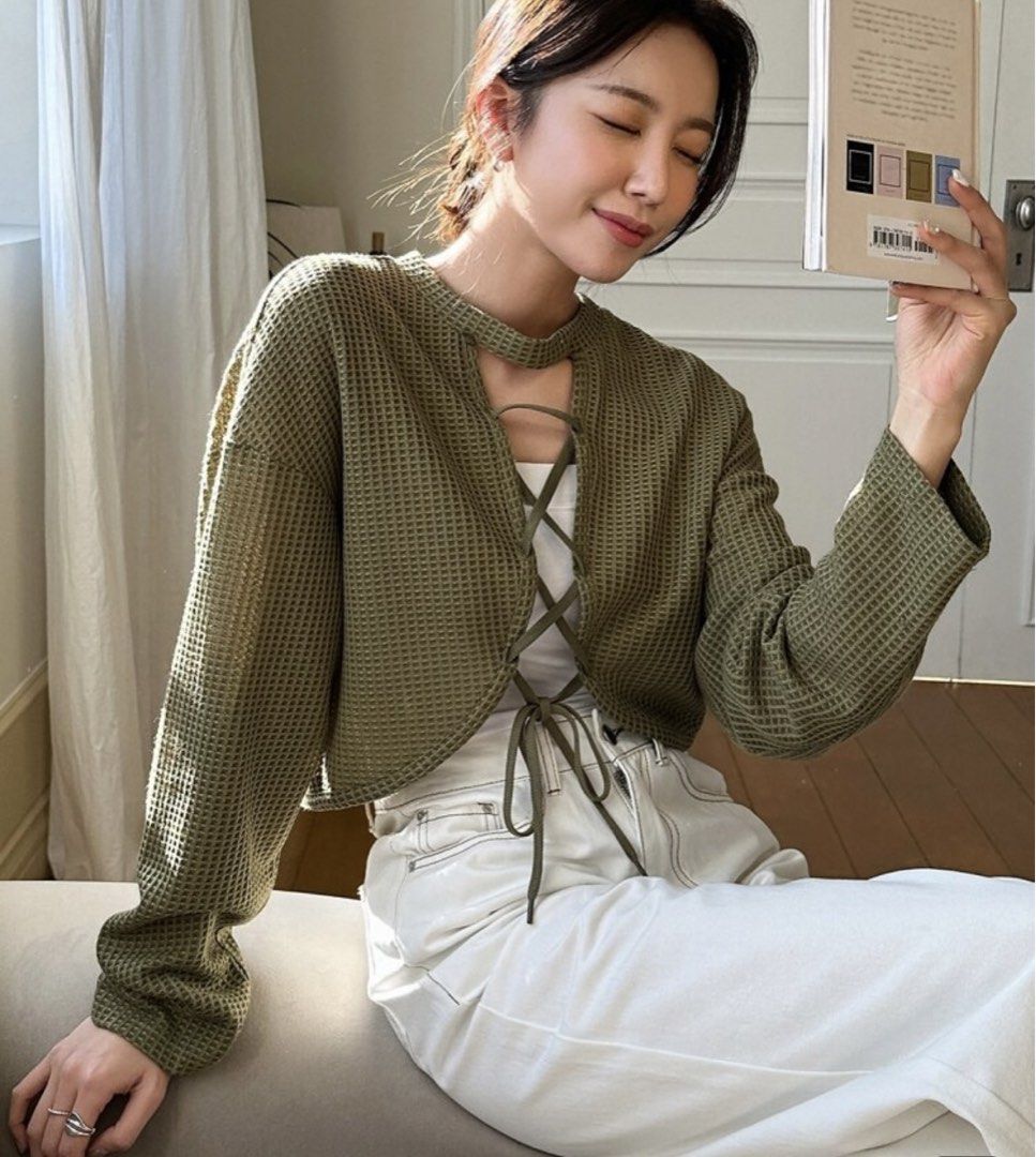DAZY Waffle Knit Crop Top (Large) (Category: Blouses) located in Consolacion. Submitted by declutterwithzel (Listing ID 1422061386, Image 1). Description: Size: LARGE Shoulder: 61.5 cm, Bust: 114 cm, Length: 45.5 cm, Sleeve Length: 50 cm, Bicep Length: 47.4 cm, Cuff: 27 cm Bought in SHEIN for 375 php last September 2024. Worn this once in Taiwan in late autumn. Good for layering. Rfs: Need to declutter .