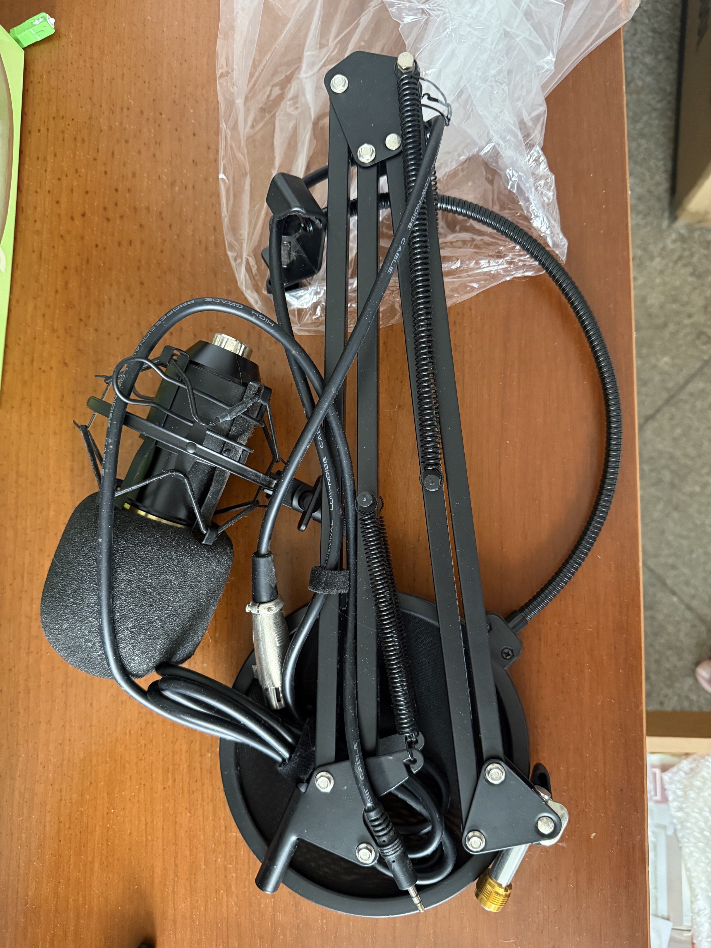 Desk-mounted microphone65561408980611110