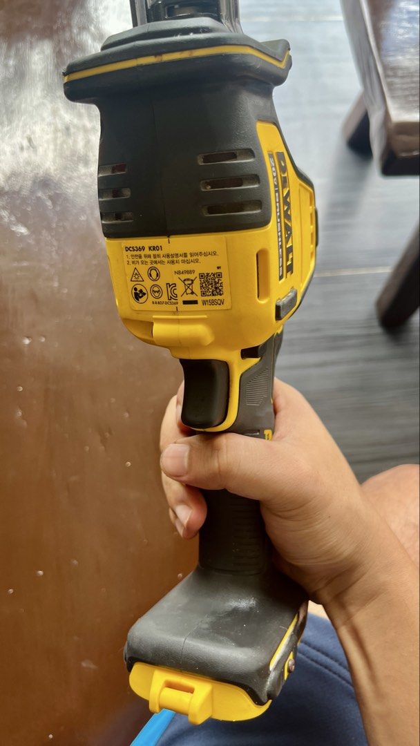 DeWALT 20V Brushless Reciprocating Saw (Category: Construction Tools & Equipment) located in Quezon City. Submitted by rongonzales02 (Listing ID 1421967325, Image 3). Description: Good as new 100% working no issue po. RFS - Di na ginagamit.