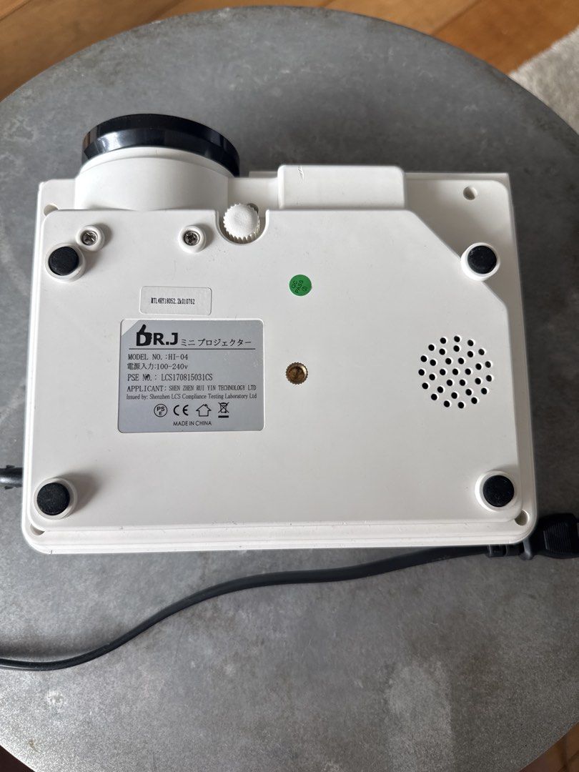 DR.J Mini Projector HI-04 LED (Category: Projectors) located in Makati City. Submitted by johnnyenodengon (Listing ID 1421961476, Image 3). Description: DR.J Projector 【Product Details】 ・Projector unit ・Power cable ・AV cable ⚠️Does not include HDMI cable Please purchase only if you understand that this is a used item..