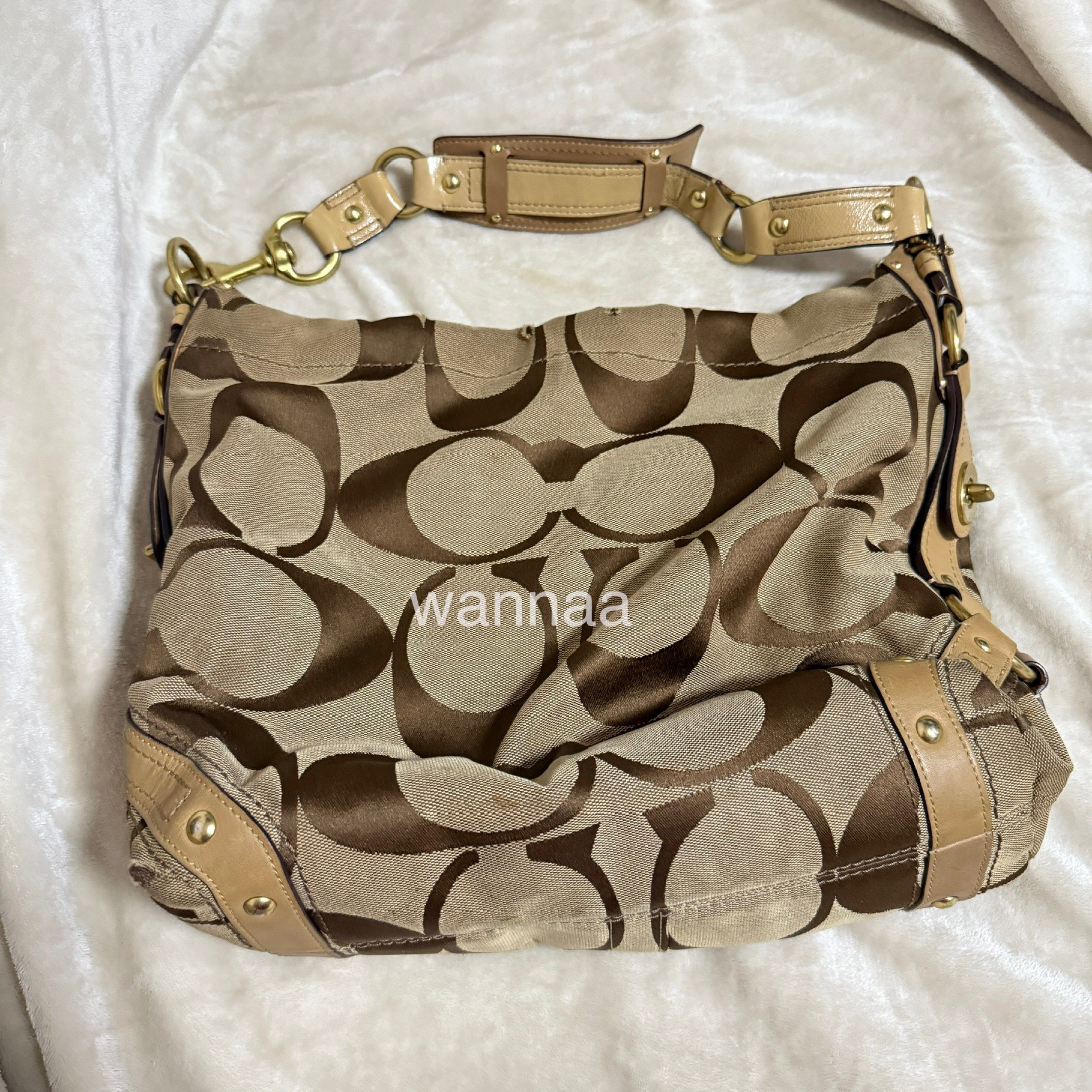 Coach Signature Hobo Bag (Category: Luxury Bags & Wallets) located in Quezon City. Submitted by wanderrwall (Listing ID 1422037591, Image 1). Description: - minor wear on lips - Coach hobo bag - Signature print - Brown and tan color scheme - Gold-tone hardware - Shoulder strap with leather accents - Signs of wear.