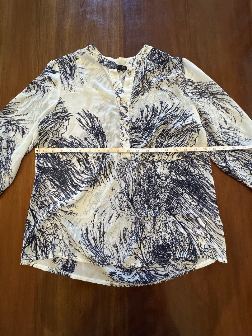 Forme Printed Blouse - Size M (Category: Blouses) located in Mandaue City. Submitted by marginiz (Listing ID 1421952508, Image 3). Description: Elegant blouse from Forme, featuring a unique print in white and navy. It has a mandarin collar and three-quarter sleeves. The blouse measures approximately 27 inches in length and 20 inches across the chest. Size M, as indicated on the label. A stylish addition to any wardrobe..