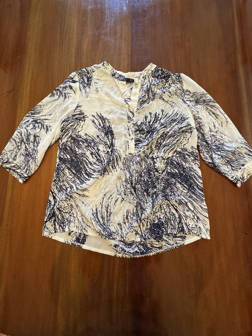 Forme Printed Blouse - Size M (Category: Blouses) located in Mandaue City. Submitted by marginiz (Listing ID 1421952508, Image 1). Description: Elegant blouse from Forme, featuring a unique print in white and navy. It has a mandarin collar and three-quarter sleeves. The blouse measures approximately 27 inches in length and 20 inches across the chest. Size M, as indicated on the label. A stylish addition to any wardrobe..