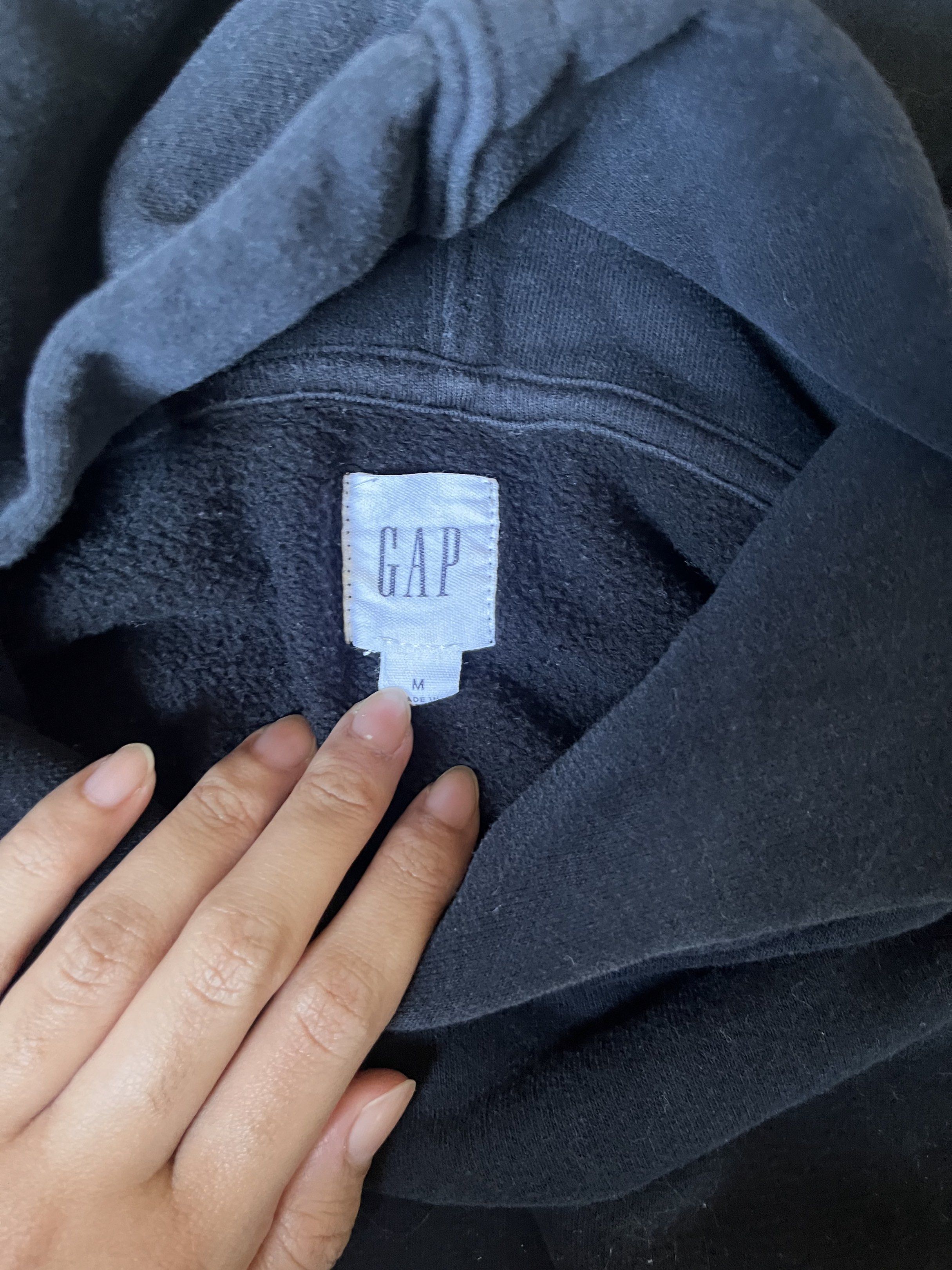 GAP Black Hoodie - Medium (Category: Hoodies) located in San Pedro. Submitted by tinybubbless (Listing ID 1421958954, Image 2). Description: - Black GAP hoodie - Size: Medium - Features a hood - Front pocket - Solid black color - Comfortable and classic style.