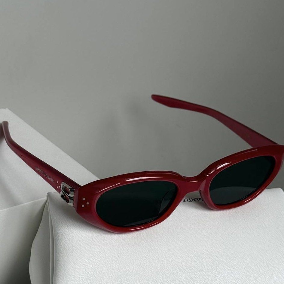 Gentle Monster Duns R6 (Category: Sunglasses & Eyewear) located in Manila. Submitted by lottielabouff (Listing ID 1422073435, Image 2). Description: Selling this for less than half of the original price, but FEEL FREE TO OFFER A PRICE YOU’D LIKE TO BUY THIS Rfs: Selling my specs to buy a new one. Not really planning to sell this, but I’m just checking if someone will offer a good price. Not last price, feel free to make an offer.😄 Used for trave