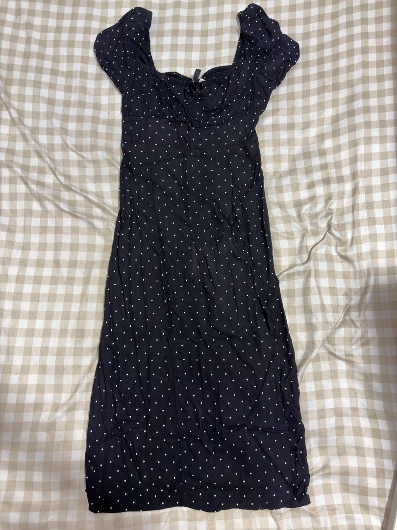 H&M Divided Polka Dot Dress - Size M (Category: Dresses) located in Pasig City. Submitted by reesepycream (Listing ID 1422078760, Image 1). Description: - H&M Divided black dress with white polka dots - Size: M - Style: Midi dress - Features a square neckline - Short sleeves - Fitted bodice - Slightly flared skirt - Lightweight fabric.