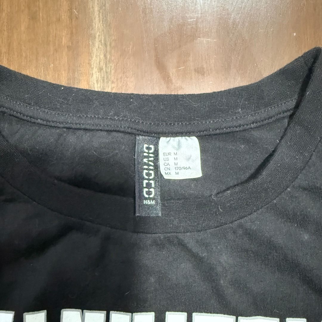 H&M Manhattan Beach Blvd Crop Top (Category: Sleeveless) located in Cavite. Submitted by red.19 (Listing ID 1422034777, Image 2). Description: ✅ Used once - H&M black crop top - Features "Manhattan Beach Blvd" graphic - Round neckline and short sleeves - Elasticated bottom hem - Size: M - Measurements: 16 inches across chest, 16 inches from shoulder to hem.