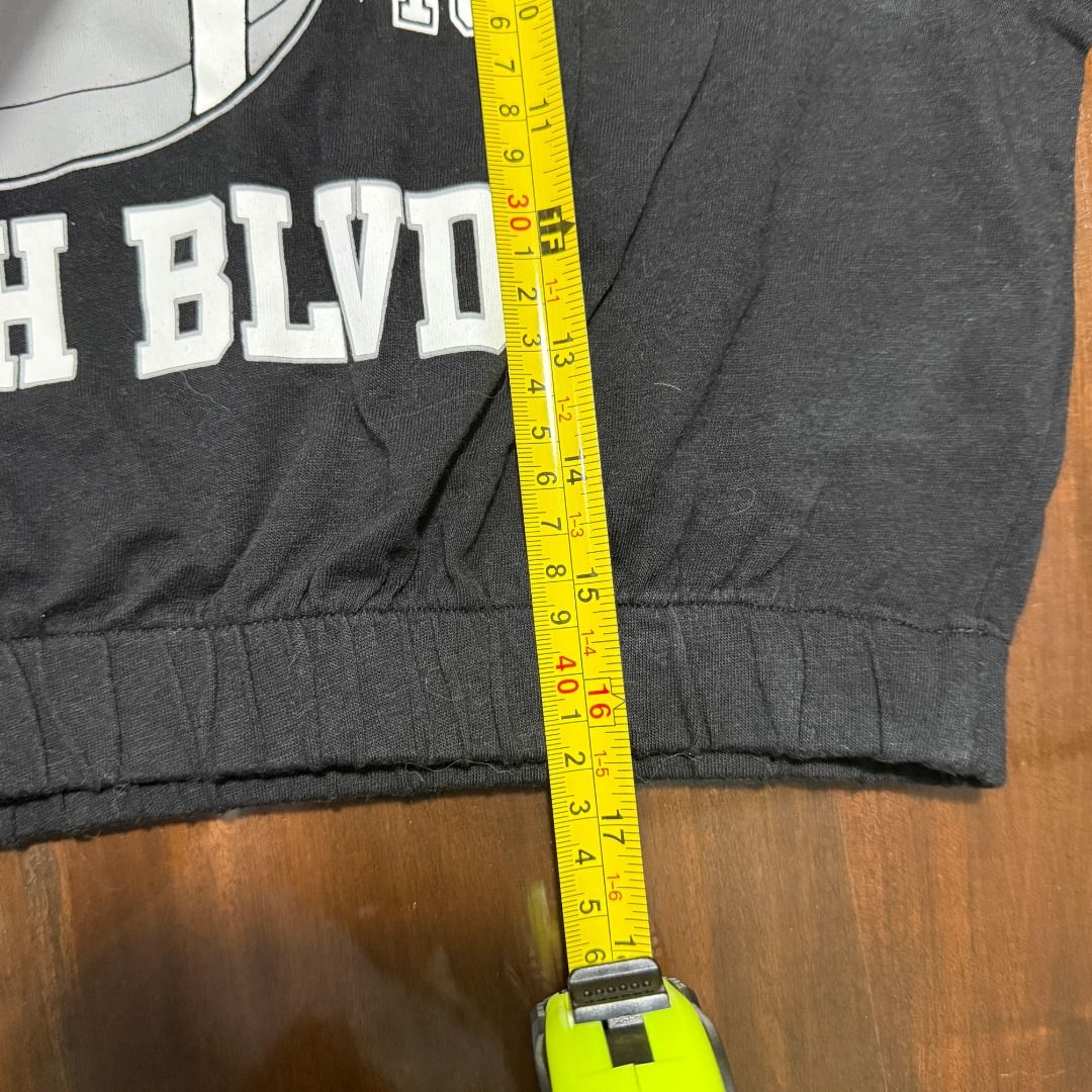 H&M Manhattan Beach Blvd Crop Top (Category: Sleeveless) located in Cavite. Submitted by red.19 (Listing ID 1422034777, Image 3). Description: ✅ Used once - H&M black crop top - Features "Manhattan Beach Blvd" graphic - Round neckline and short sleeves - Elasticated bottom hem - Size: M - Measurements: 16 inches across chest, 16 inches from shoulder to hem.