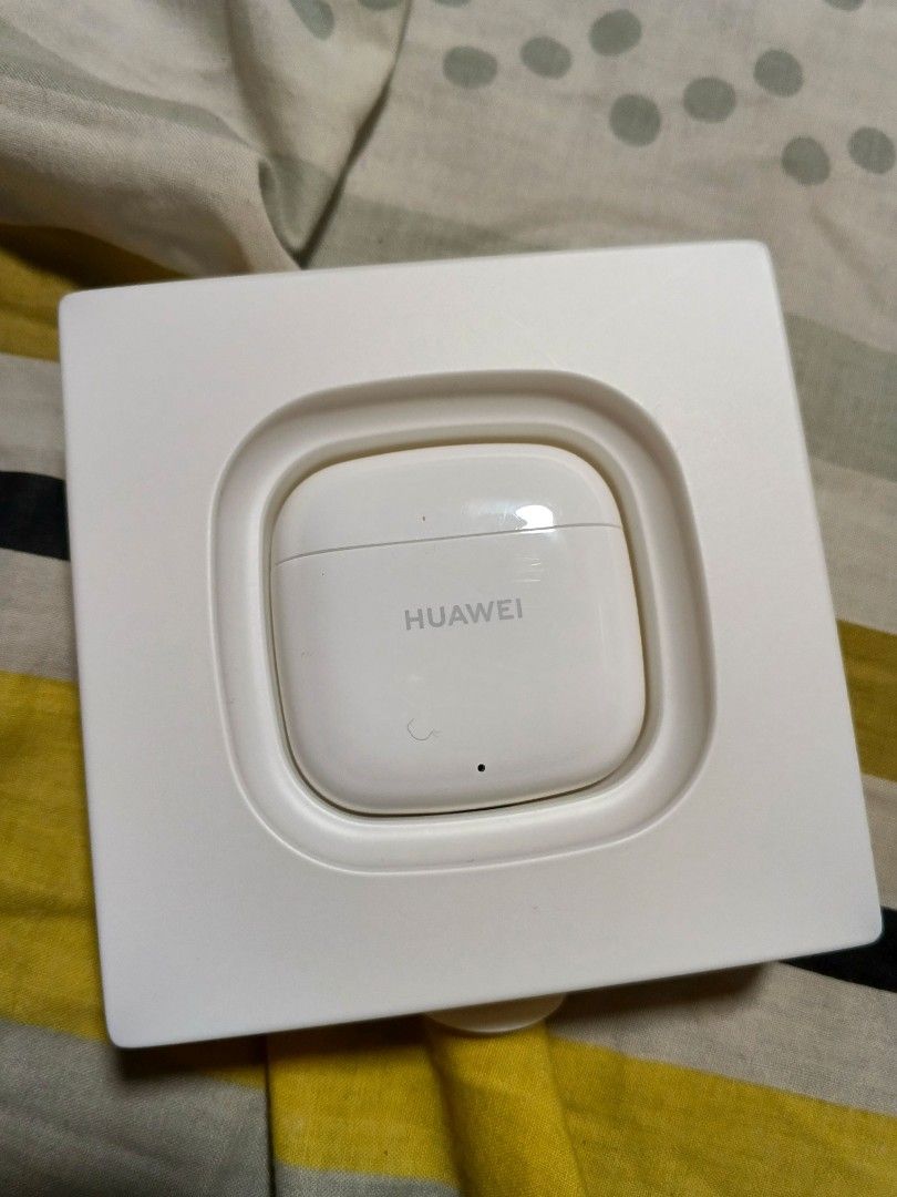 Huawei FreeBuds SE 2 (Category: Earphones) located in Santa Rosa. Submitted by elle7777 (Listing ID 1422003099, Image 2). Description: - Huawei FreeBuds SE 2 - Brand new and sealed - Stylish white design - Includes charging case - Comes with warranty card - Includes charging cable.