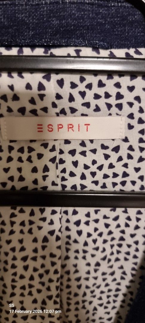 Jacket (Category: Longsleeves) located in Singapore. Submitted by tupperfanatic (Listing ID 1421964253, Image 3). Description: Almost new. Worn for less than 2 occasions. Dark blue - colour see last pix. .