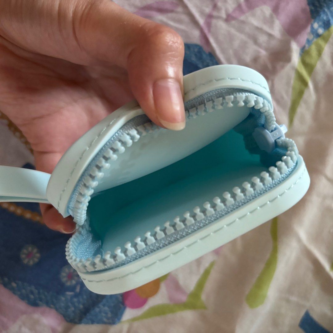 Jelly Silicone Square Small Pouch (Category: Purses & Pouches) located in Quezon City. Submitted by ddeonz (Listing ID 1421993887, Image 2). Description: Never used.