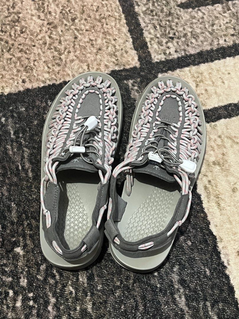 Keen Uneek Alternatives (Category: Sneakers) located in Bulacan. Submitted by levidiff (Listing ID 1422015328, Image 2). Description: Keen Uneek Alternatives King health brand Good condition Size 8 / 26cm Meycauayan Bulacan.