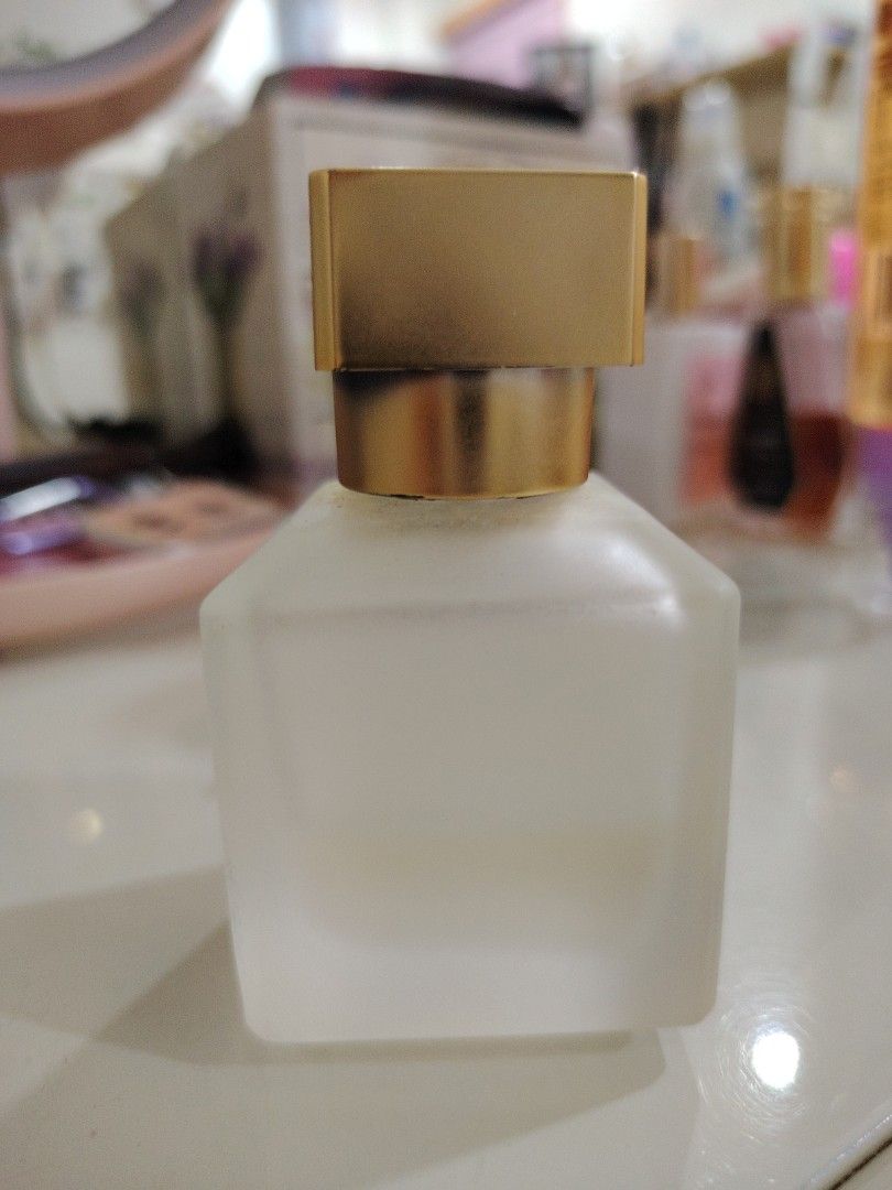 La Seduccion Flowerbomb Eau de Parfum 50ml (Category: Fragrance & Deodorants) located in Manila. Submitted by madtb (Listing ID 1421943816, Image 2). Description: - La Seduccion Flowerbomb Eau de Parfum: - 50ml bottle - Square bottle with gold cap - 'Flowerbomb' label - Well Hair Keratin Hair Mist: - White bottle with pink label - Gold cap - 'Keratin Hair Mist Parfum pour les Cheveux' label.