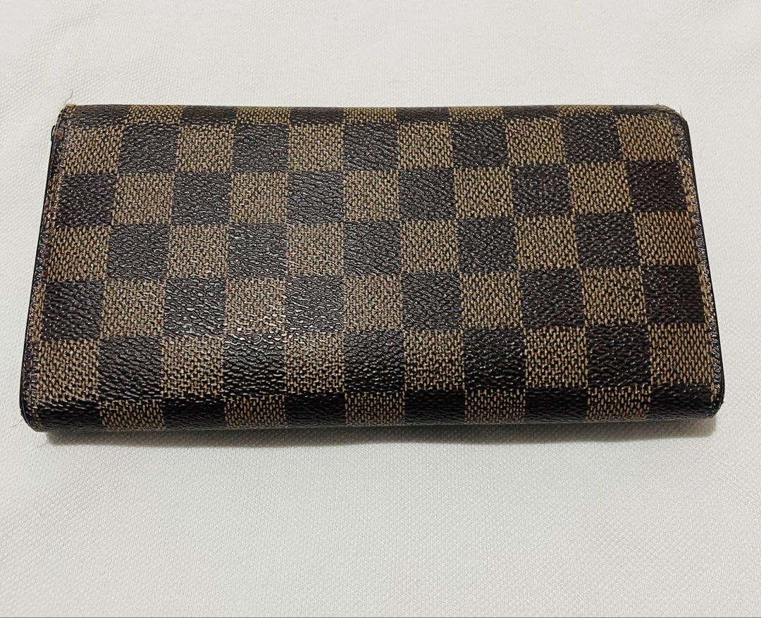 Louis Vuitton Damier Ebene Wallet (Category: Luxury Bags & Wallets) located in Pasig City. Submitted by propertyinquiryph (Listing ID 1421974450, Image 2). Description: - Authentic Louis Vuitton Damier Ebene wallet - Features iconic Damier Ebene canvas - Snap closure - Solid brown leather interior - Classic design with Louis Vuitton logo Selling for Php 11,500 Bought in Hongkong RFS extra wallet only Pick up location is Ortigas Pasig City.