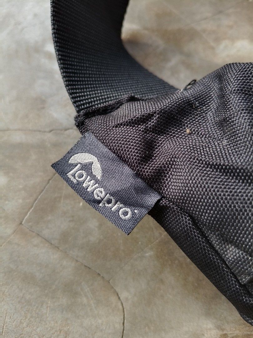 Lowepro Sling Bag (Category: Camera Bags & Carriers) located in Sindangan. Submitted by jebsoriano (Listing ID 1421951956, Image 3). Description: - Black Lowepro sling bag - Green interior - Padded shoulder strap for comfort - Multiple compartments for camera gear organization - Features the Lowepro logo.