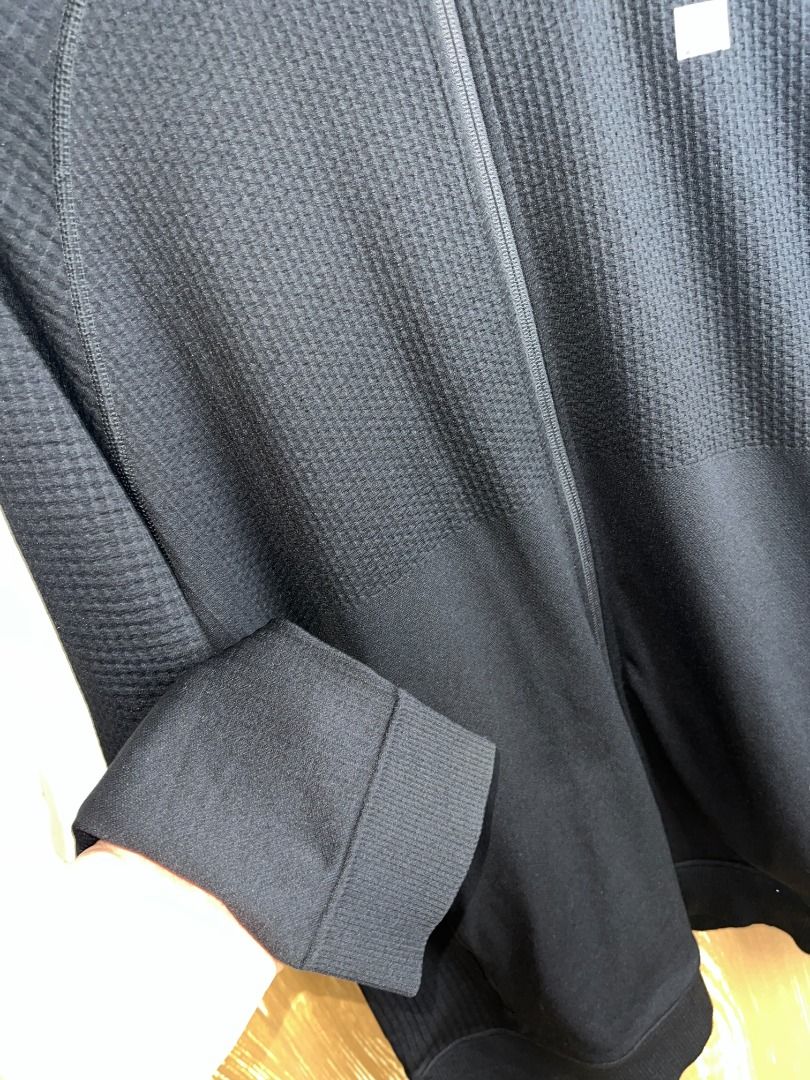 LULU LEMON ENGINEERED WARMTH JACKET (Category: Activewear) located in Baguio. Submitted by hiswardr0be (Listing ID 1421948048, Image 3). Description: LULU LEMON ENGINEERED WARMTH JACKET XLARGE(23.5X29) EXCELLENT CONDITION 1580".