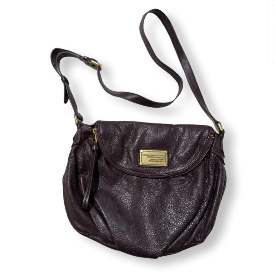 Marc Jacobs Shoulder Bag (Category: Luxury Bags & Wallets) located in Makati City. Submitted by elideclutterss (Listing ID 1422025962, Image 1). Description: There are some paint chipped, and it may require a new coat of paint. .