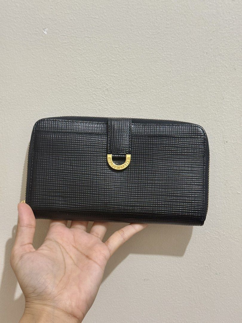 Marie Claire Long Black Leather Wallet (Category: Luxury Bags & Wallets) located in Mandaluyong City. Submitted by stylececilia.ph (Listing ID 1421994698, Image 1). Description: - Marie Claire Paris zip-around long wallet - Saffiano-style leather finish (durable, textured leather that is resistant to scratches.) 10/10 condition No flaws/No stains Zipper is still in good condition Price is negotiable :).