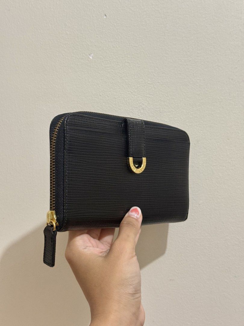 Marie Claire Long Black Leather Wallet (Category: Luxury Bags & Wallets) located in Mandaluyong City. Submitted by stylececilia.ph (Listing ID 1421994698, Image 3). Description: - Marie Claire Paris zip-around long wallet - Saffiano-style leather finish (durable, textured leather that is resistant to scratches.) 10/10 condition No flaws/No stains Zipper is still in good condition Price is negotiable :).