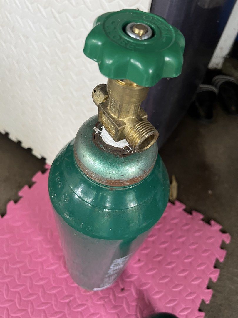 Medical Oxygen Tank (Category: Medical Supplies & Tools) located in Bacacay. Submitted by fbasco35550 (Listing ID 1421999038, Image 1). Description: - Green medical oxygen tank - Green valve and handle - Marked 'MEDICAL OXYGEN' - 'MADE IN CHINA'.
