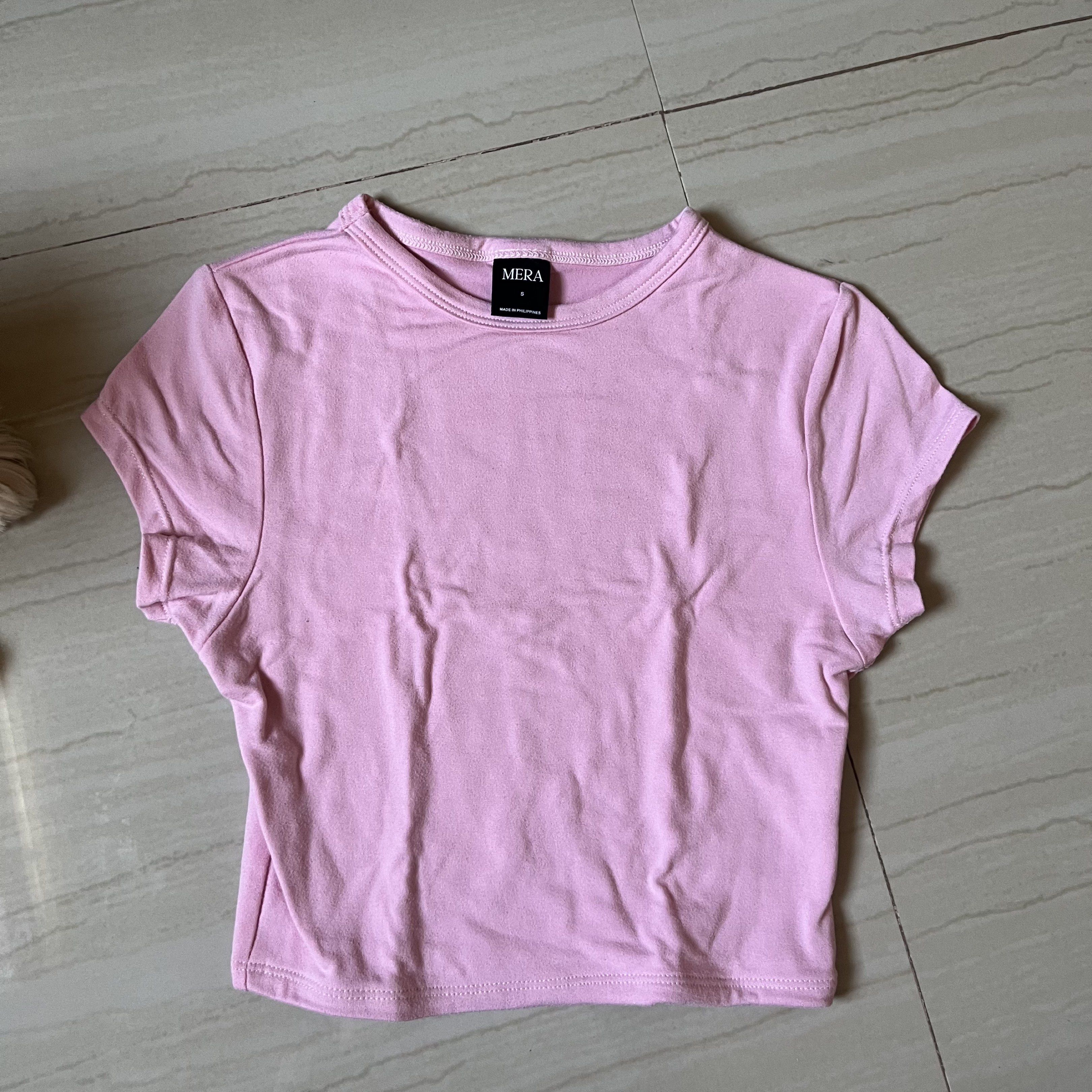 Mera Crop Tops set (Category: Shirts) located in San Pedro. Submitted by tinybubbless (Listing ID 1421955784, Image 2). Description: - get all for 200 - Mera crop top - Available colors: light green, pink, dark green - Features a crew neck - Short sleeves - Tag is visible - Simple and versatile design.