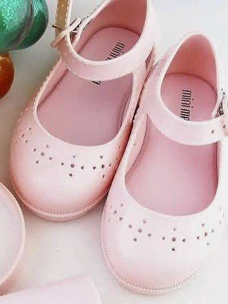 Mini Melissa Pink Mary Jane Shoes (Category: Babies & Kids Fashion) located in Quezon City. Submitted by declutterr (Listing ID 1421990902, Image 1). Description: Please see size guide on the 2nd photo US 8 | EUR 24 RFS: Outgrown With normal wear but with sweet scent still 1100 if you get together with black.