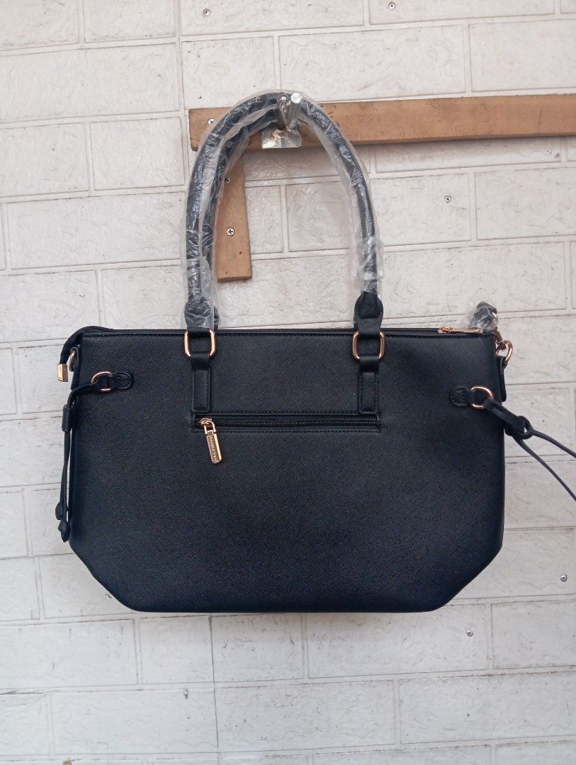 Montana West 2 Way Tote Bag (Category: Tote Bags) located in Quezon City. Submitted by cessswaaa30 (Listing ID 1422057424, Image 2). Description: - L 43cm x W 14cm x H 26.5 cm - with 44.5 " removable strap - Black color 📍Loc.: Commonwealth, Quezon City 📌 Payment via Gcash / Bank (BPI or Maribank) 📌 Shipping via J&T or Lalamove ( fees shall be shouldered by the buyer ).