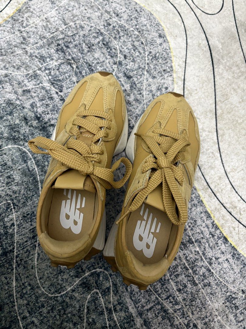 New Balance 327 Sneaker Shoes (Category: Sneakers) located in Las Pinas. Submitted by aacesario (Listing ID 1422036221, Image 2). Description: - Used only thrice - Bought it in Hongkong - Original - Meet-up/Delivery RFS: Hindi nagagamit .