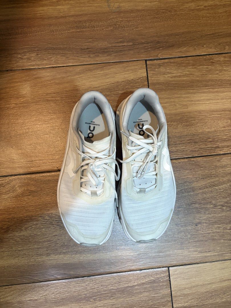 On Cloudmonster White Sneakers (Category: Sneakers) located in Quezon City. Submitted by 6thfiddler (Listing ID 1422028909, Image 3). Description: Very good condition Used 4-5 times only Original price: 9,800 RFS: decluttering On Cloudmonster Void sneakers Color: White Size: US W7.5, UK 5.5, JP 24.5 Features: CloudTec cushioning, breathable mesh upper Design: Lace-up closure, chunky sole Logos: On logo on the side, Cloudmonster logo on insole.