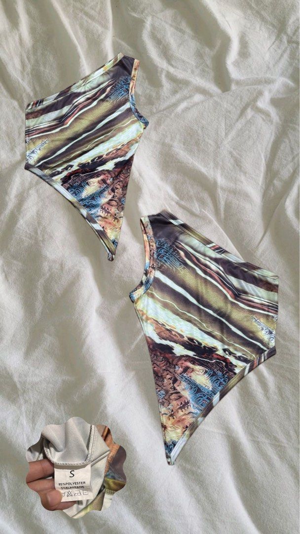 One Shoulder Top (Category: Sleeveless) located in Pamplona. Submitted by charmlin (Listing ID 1421988211, Image 1). Description: - Size S one-shoulder top - Unique and eye-catching print - Flattering design - Comfortable fit - Made with 95% polyester - Versatile for casual or night-out wear.
