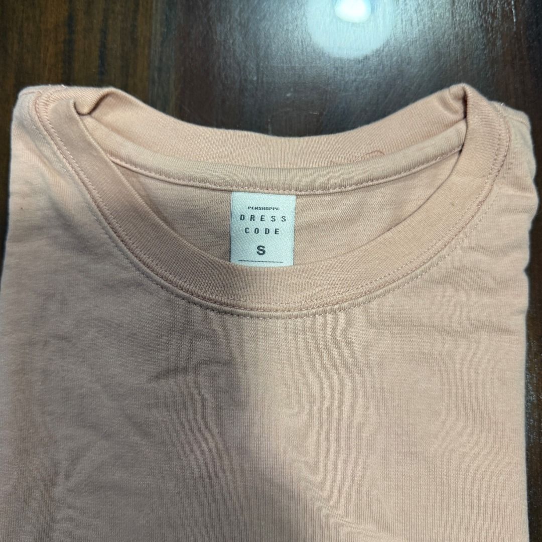 Penshoppe Plain Peach T-shirt (Category: Tshirts & Polo Shirts ) located in Cavite. Submitted by red.19 (Listing ID 1422035341, Image 2). Description: - Penshoppe T-shirt - Color: Peach - Size: Small - Plain design - Classic and versatile Note: There's a slight washable dirt.