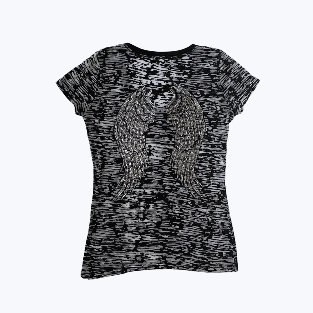 V-Neck Wing Print Grunge T-Shirt (Category: Shirts) located in Manila. Submitted by meeeeeraaa (Listing ID 1422019111, Image 2). Description: Pink & Rose t-shirt features a V-neck and short sleeves. It has a black and white pattern throughout. The back of the shirt has a rhinestone wing design. There is a small hole on the sleeve..