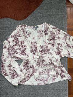 (Category: ) located in . Submitted by cctiq.closet (Listing ID 1422006097, Image 1). Description: .