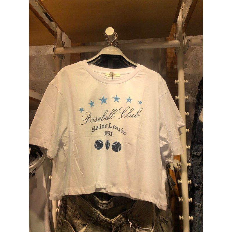Pull&Bear Cropped Top (Category: Shirts) located in Manila. Submitted by saintizzy (Listing ID 1422024921, Image 1). Description: 🏷️ xs (can fit xxs-xs) 🤍 No flaws just needs ironing 🤍 RFS: decluttering 🤍 MOP: Gcash only .