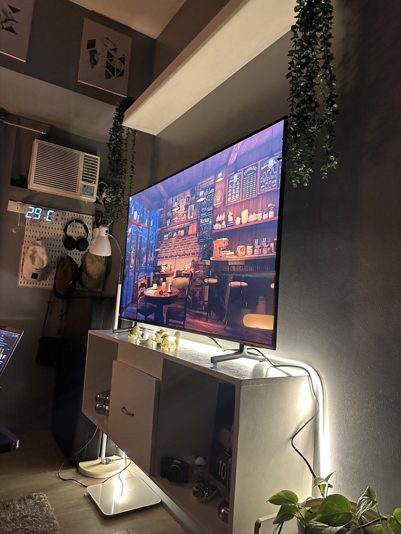 SAMSUNG 55” 4K UHD SMART TV (DU8100) (Category: TV) located in Quezon. Submitted by rinatsky (Listing ID 1422058247, Image 2). Description: SAMSUNG 55” 4K UHD SMART TV (DU8100) - selling price 15k only (orig price: 23,000) fully working can pass as almost brand new - rfs: extra tv lang, bought it less than a year ago and didnt really use it that much - may sticker pa yung actual tv so no scratch at all - no issue/no lines/no dead pixels/no histor
