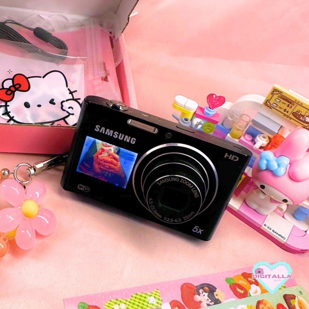 Samsung DV300F Digital Camera Digicam (Category: Cameras) located in Iloilo. Submitted by alyssadia (Listing ID 1422036541, Image 1). Description: 𝐒𝐚𝐦𝐬𝐮𝐧𝐠 𝐃𝐕𝟑𝟎𝟎𝐅 ✧･ﾟ📸 Selling this compact Wi-Fi selfie cam — perfect for casual snaps and nostalgic digicam vibes ✨ ┆ ⤿ 🌸 . ݁˖ 𝐃𝐄𝐓𝐀𝐈𝐋𝐒 ✧ 16.1MP CCD Sensor ✧ 5x Optical Zoom ✧ Front LCD Screen (Selfie-Friendly) ✧ Built-in Wi-Fi ✧ Slim & Pocketable ✧ Cosmetics: 8.5/10 — signs of use 