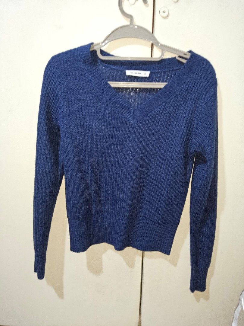 Terranova Navy Blue Sweater XS (Category: Coats, Jackets and Outerwear) located in Quezon City. Submitted by decluclu (Listing ID 1422007566, Image 2). Description: - Terranova sweater - Navy blue color - V-neck design - Size: XS - Long sleeves - Knitted material.