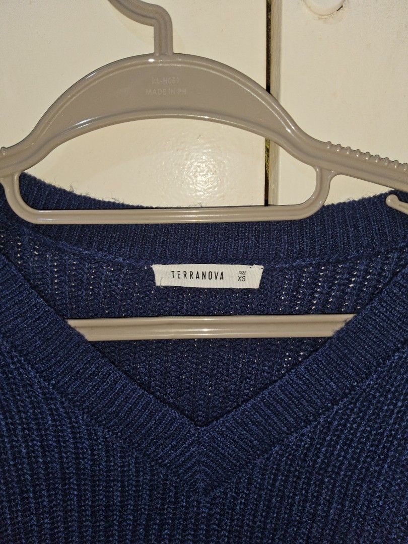 Terranova Navy Blue Sweater XS (Category: Coats, Jackets and Outerwear) located in Quezon City. Submitted by decluclu (Listing ID 1422007566, Image 3). Description: - Terranova sweater - Navy blue color - V-neck design - Size: XS - Long sleeves - Knitted material.