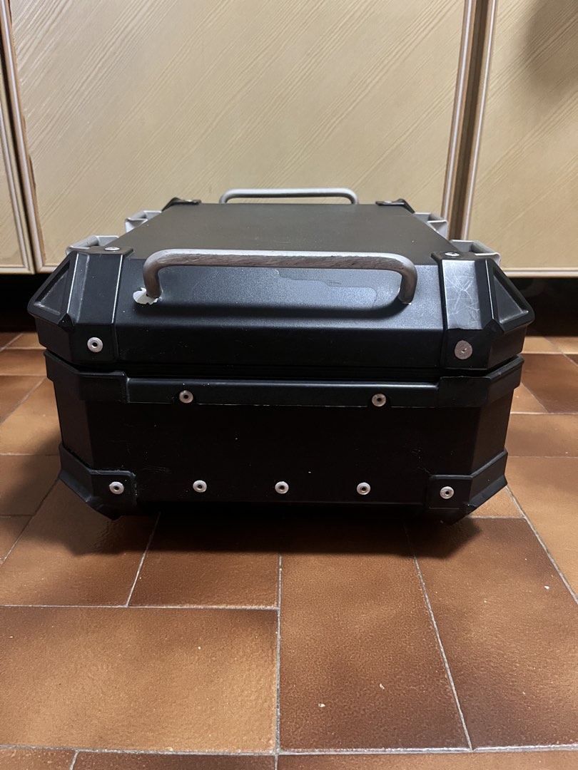 Top Box (Category: Motorcycle Accessories) located in Singapore. Submitted by xeroxboi (Listing ID 1421970269, Image 2). Description: - Used top box - Approximately 28L capacity - Functional lock - Minor cosmetic imperfections - Good storage solution.
