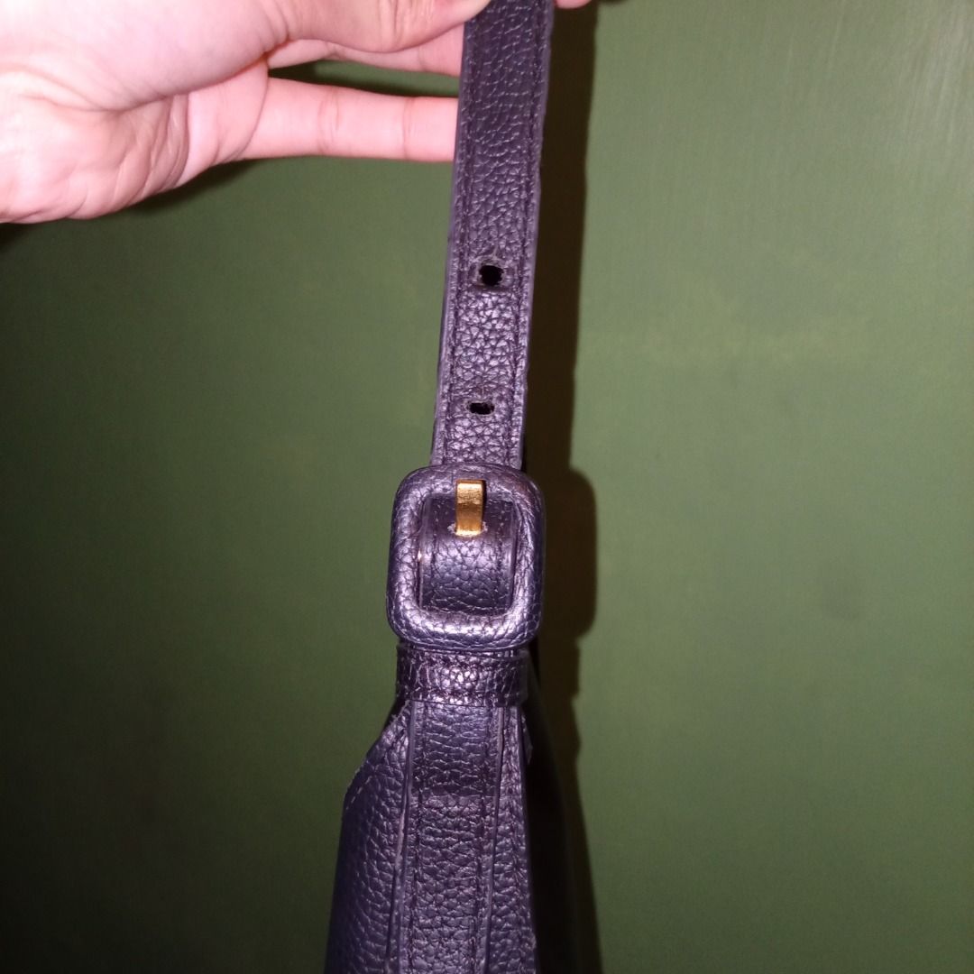 Tory Burch Black Shoulder Bag (Category: Luxury Bags & Wallets) located in Caloocan City. Submitted by nadz29 (Listing ID 1419577198, Image 3). Description: - Tory Burch shoulder bag - Black pebbled leather - Gold-colored Tory Burch logo - Single shoulder strap - Magnetic snap closure - Gold-toned hardware - Interior zippered pocket - Interior slip pocket 100% orig good as new payment first flash exp or jnt gcash or gotyme .