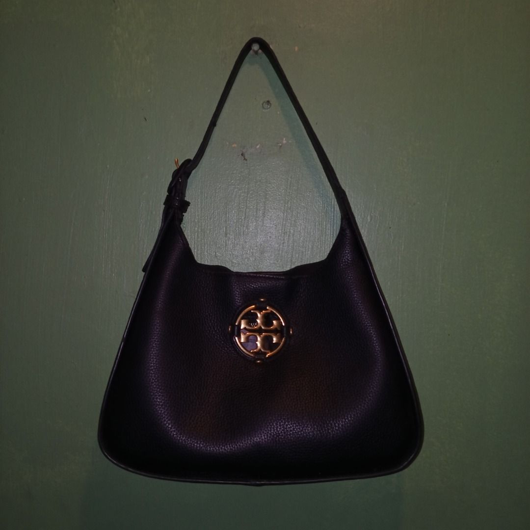 Tory Burch Black Shoulder Bag (Category: Luxury Bags & Wallets) located in Caloocan City. Submitted by nadz29 (Listing ID 1419577198, Image 1). Description: - Tory Burch shoulder bag - Black pebbled leather - Gold-colored Tory Burch logo - Single shoulder strap - Magnetic snap closure - Gold-toned hardware - Interior zippered pocket - Interior slip pocket 100% orig good as new payment first flash exp or jnt gcash or gotyme .