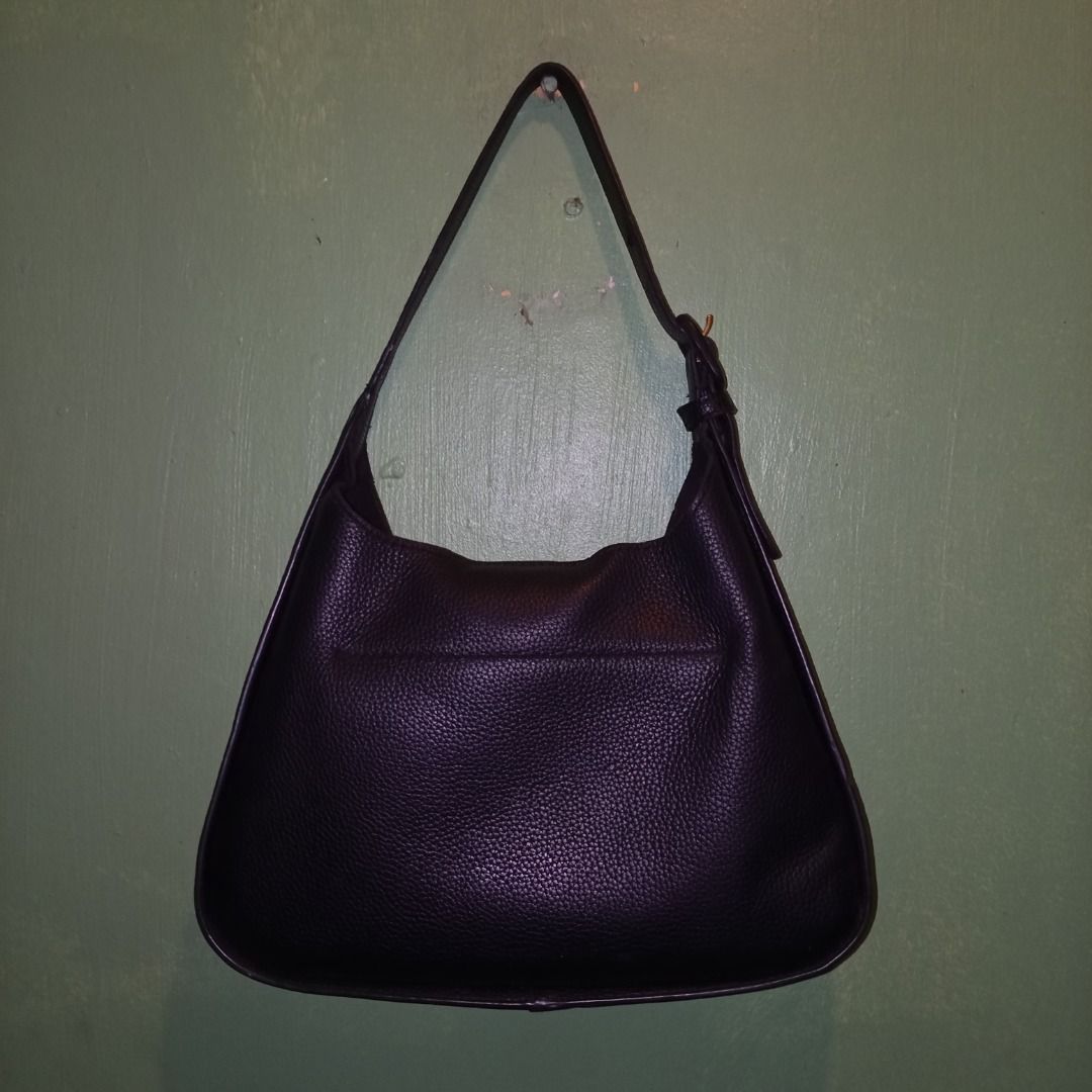 Tory Burch Black Shoulder Bag (Category: Luxury Bags & Wallets) located in Caloocan City. Submitted by nadz29 (Listing ID 1419577198, Image 2). Description: - Tory Burch shoulder bag - Black pebbled leather - Gold-colored Tory Burch logo - Single shoulder strap - Magnetic snap closure - Gold-toned hardware - Interior zippered pocket - Interior slip pocket 100% orig good as new payment first flash exp or jnt gcash or gotyme .