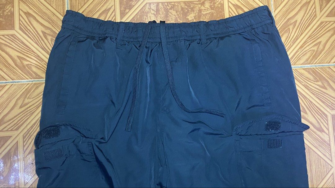 Uniqlo Cargo Parachute Pants (Category: Other Bottoms) located in Quezon City. Submitted by perrie0505 (Listing ID 1422048691, Image 2). Description: Size: L on tag (22-36 waist) Length: 40” 6 pockets Color: Black No issue 📍Qc/Makati.