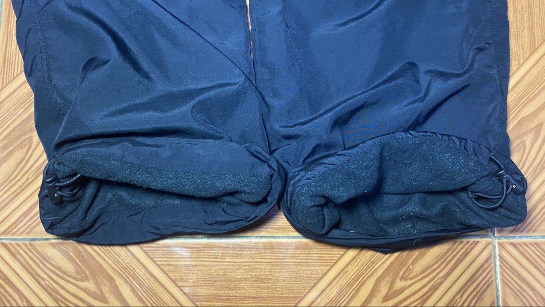 Uniqlo Cargo Parachute Pants (Category: Other Bottoms) located in Quezon City. Submitted by perrie0505 (Listing ID 1422048691, Image 3). Description: Size: L on tag (22-36 waist) Length: 40” 6 pockets Color: Black No issue 📍Qc/Makati.